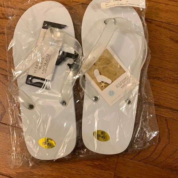 Victoria Lynn “Just married” flip-flops size small 5-6 or size medium 7-8.  NWT - Picture 2 of 8